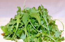 Почему зелень для салатов полезна